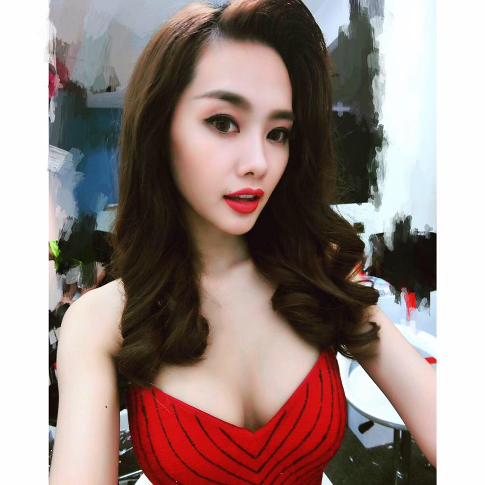 Người đẹp Linh Chi khoe vòng một sexy, quyến rũ với đầm đỏ gợi cảm, tông xuyệt tông cùng màu môi rực rỡ.