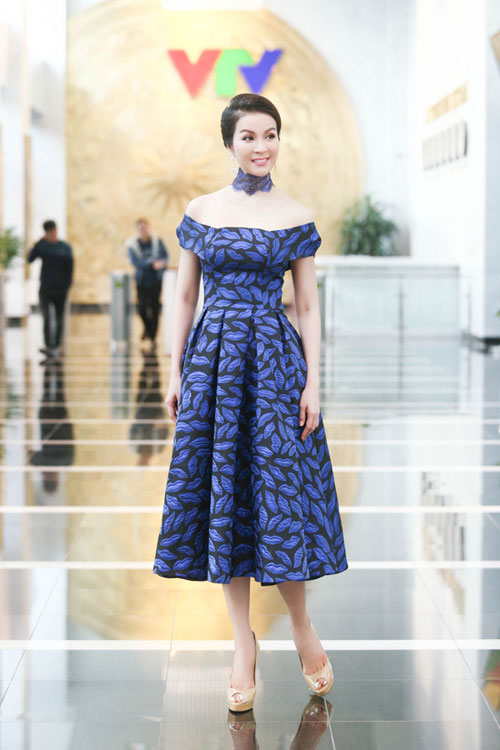 Thanh Mai diện đầm khoe vai trần của nhà thiết kế Xuân Lê khi đến trường quay ghi hình cho Gala chào năm mới của VTV.
