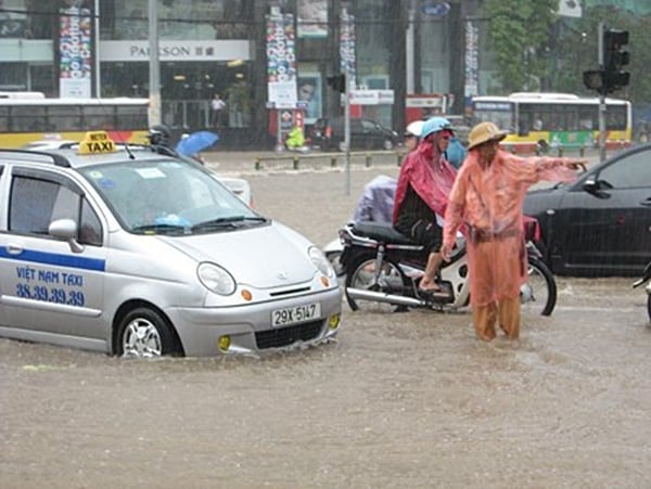 Không quản mưa bão, người CSGT này đang chỉ đường cho một tài xế taxi.