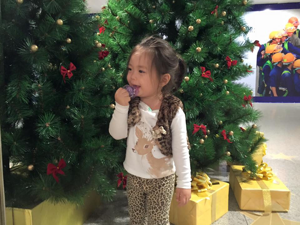 Con gái Đoan Trang cũng được mẹ chụp ảnh bên cây thông Noel.