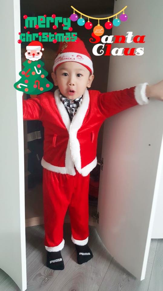 Cậu bé rất hào hứng chào đón Giáng sinh.