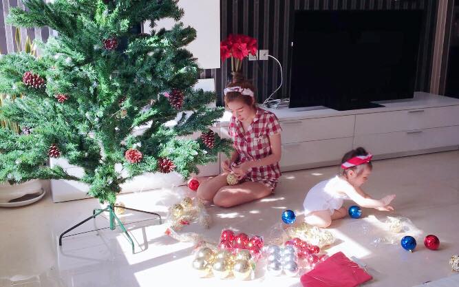 Hòa chung không khí Noel của cả nước, hai mẹ con nhà Elly Trần cũng tự tay trang trí nhà và cây thông để đón Giáng sinh.