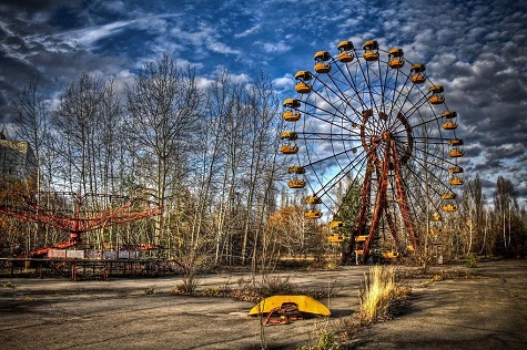 Pripyat, một thành phố gần 50.000 dân, đã hoàn toàn bị bỏ rơi sau khi thảm họa hạt nhân Chernobyl gần đó vào năm 1986. Thiên nhiên hoàn toàn cai trị thành phố này khiến nó giống như một bộ phim về ngày tận thế.