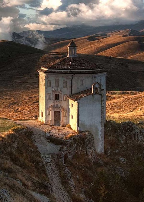 Một nhà thờ bị bỏ hoang có tên Santa Mariadella Pietà ở Abruzzo, Ý.