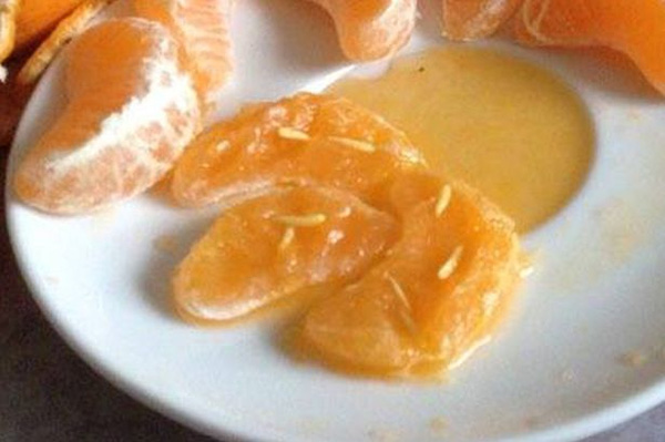 Kinh hoàng phát hiện “sinh vật lạ” lúc nhúc trong quả cam tươi