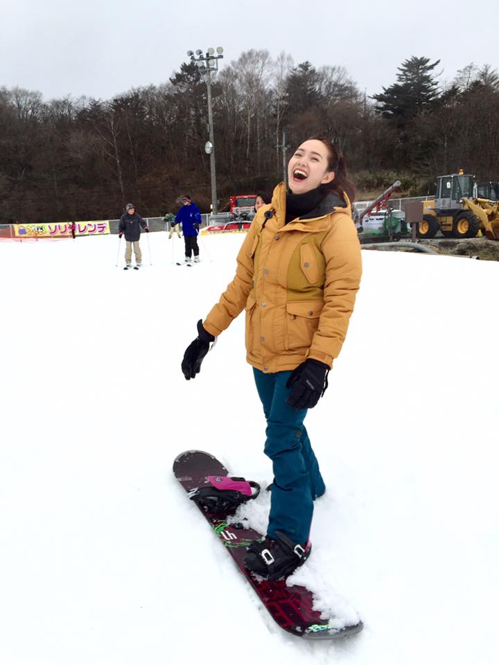 Minh Hằng vừa chơi tuyết vừa \'cười nghiêng ngả trời đất\' khá sảng khoái.