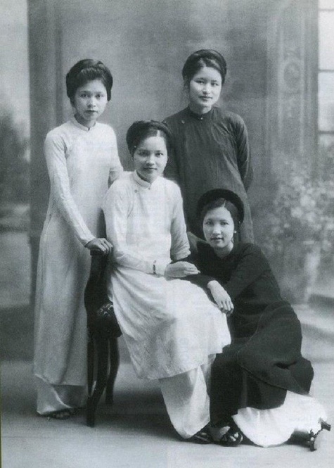 Tứ đại mỹ nhân Hà thành xưa: Cô Síu Cột Cờ, cô Phượng Hàng Ngang, cô Nga Hàng Gai và cô Bính Hàng Đẫy.