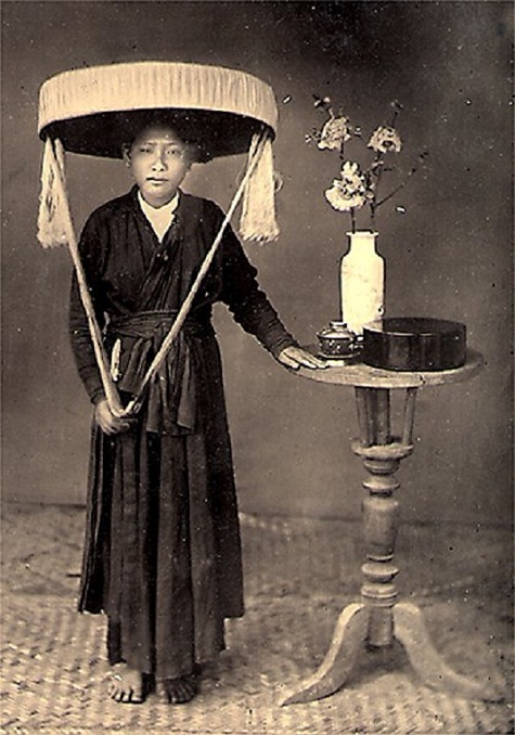 Chiếc nón quai thao là vật \'bất ly thân\' của các cô gái Việt ngày xưa