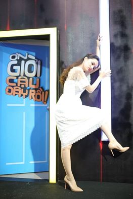 Hương Giang Idol tạo dáng \'khó đỡ\' trong hậu trường một chương trình gameshow \'Nhìn cái cửa phòng thôi là đã sợ rồi. Mở ra thấy trưởng phòng là bỏ chạy luôn\'.