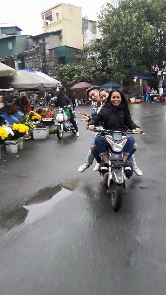 Khánh Thi - Phan Hiển cùng một người bạn \'tăng\' ba trên chiếc xe máy không đội mũ bảo hiểm tại Hà Nội.