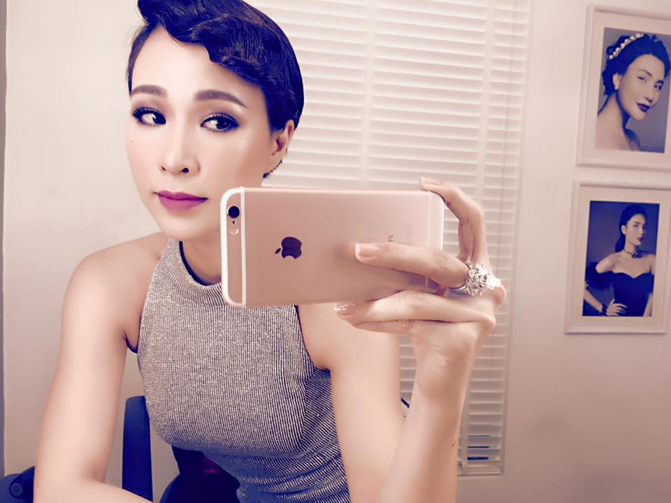 Ca sỹ Uyên Linh selfile khá tự tin. Có thể thấy, kể từ ngày đăng quang Vietnam Idol, Uyên Linh đẹp lên trông thấy.