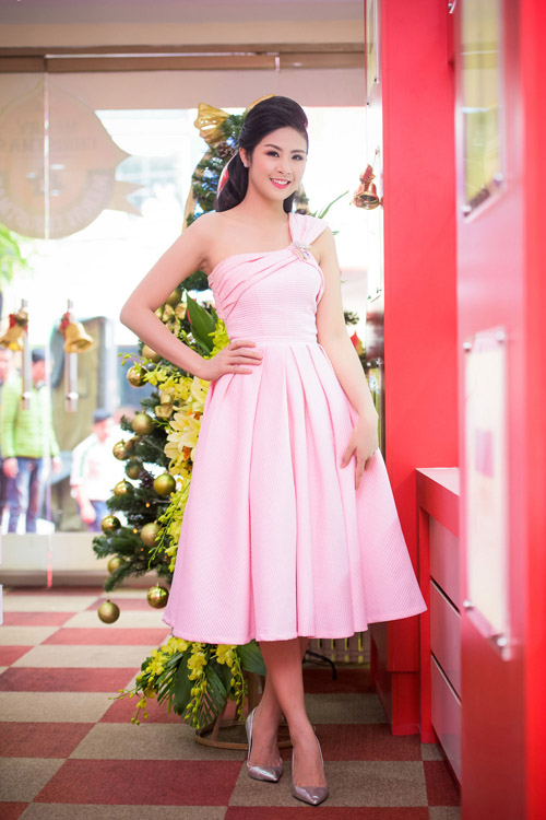 Hoa hậu Ngọc Hân chọn đầm màu hồng nhạt nữ tính của nhà thiết kế Hà Duy khi dự sự kiện.