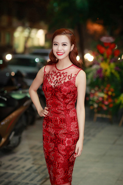 Ca sĩ Hoàng Thùy Linh diện đầm ren đỏ phô đường cong cơ thể bất chấp thời tiết lạnh của Hà Nội.