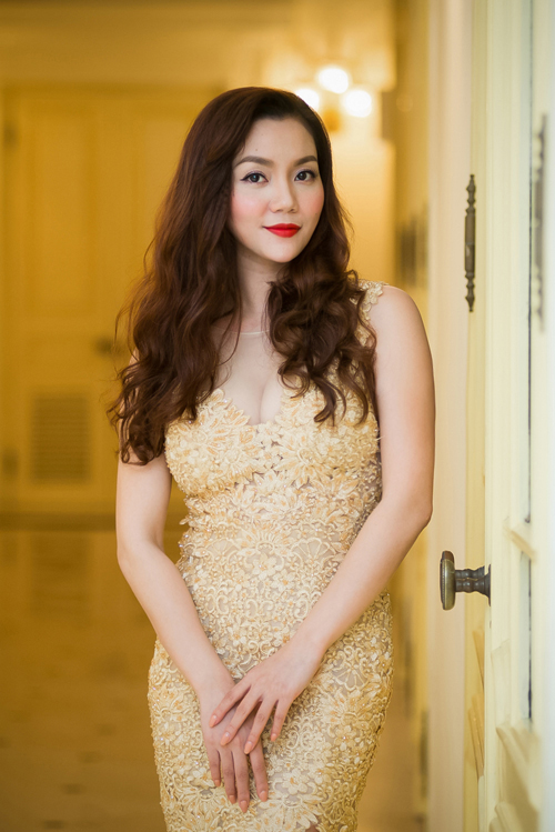 Ca sĩ Ngọc Anh khoe vòng 1 nóng bỏng với váy xuyên thấu khi đến biểu diễn trong một chương trình.