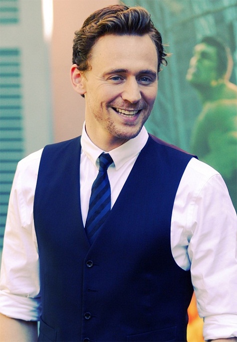 3. Tom Hiddleston: Nam diễn viên nổi danh với vai Loki trong “Thor” và “The Avengers” có sức hút mãnh liệt với người hâm mộ nhờ đa tài và biết chiều fan, anh cũng có gương mặt thông minh và phong cách lịch lãm.