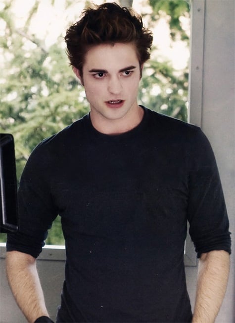 4. Robert Pattinson: Chàng ma cà rồng đẹp trai cũng có mặt trong danh sách nhờ ánh mắt vô cùng thu hút, khuôn mặt lạnh lùng. Anh cũng là một diễn viên, người mẫu và nhạc công nổi tiếng người Anh.