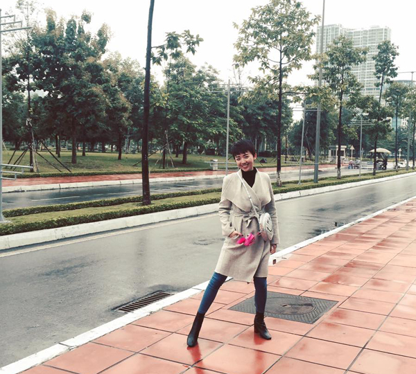 Tóc Tiên diện phong cách thời trang đường phố vô cùng sành điệu trong ngày mưa rét mướt ở Hà Nội.