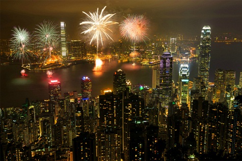 2. Hong Kong: Hong Kong đêm giao thừa kỳ ảo với những màn pháo hoa đầy màu sắc mà mỗi năm lại thêm ấn tượng hơn. Điểm tập trung sự chú ý nhất ở Hong Kong dịp này luôn là cảng Victoria bởi không khí sôi động, hào hứng cùng màn trình diễn ánh sáng đặc sắc nhất năm.