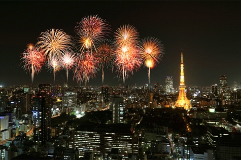4. Tokyo, Nhật Bản: Đường phố và các nhà hàng tại Tokyo trong đêm giao thừa luôn kẹt cứng người, với ước mong hạnh phúc và sức khỏe trong năm mới. Các đền miếu sẽ đếm ngược đến năm mới bằng cách đánh chuông, càng tăng thêm sự háo hức và linh thiêng cho dịp lễ hội này. Ngày 2/1 là thời điểm Nhật hoàng sẽ mở cửa cung điện chào đón khách tham quan.