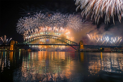 6. Sydney, Australia: Cầu cảng Sydney cùng các tòa nhà xung quanh đều đồng loạt tỏa sáng khi đồng hồ điểm lúc nửa đêm cùng màn trình diễn pháo hoa ấn tượng, đây cũng là điểm háp dẫn du khách và người dân Sydney mỗi dịp cuối năm.