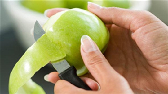 Táo - Thuốc trừ sâu phun trong quá trình trồng cực kì dễ bám vào vỏ táo và có thể ngấm sâu vào phần ruột táo bên trong. Hãy rửa trái cây thật kĩ lưỡng và nhớ gọt vỏ trước khi ăn để giảm thiểu tối đa việc nhiễm độc cho cơ thể.