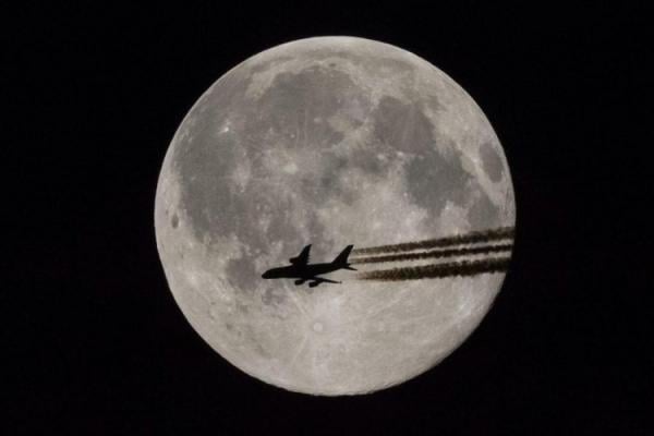 14. Khoảnh khắc trùng hợp ngoạn mục khiến người xem cảm giác máy bay đang bay ngang qua mặt trăng. Ảnh chụp tại Hungary.