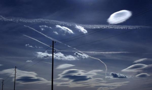 3. Sự kết hợp hoàn hảo của những vệt khói máy bay và mây tạo nên các đường nét thú vị trên bầu trời ở Ebersbach, miền Nam nước Đức.