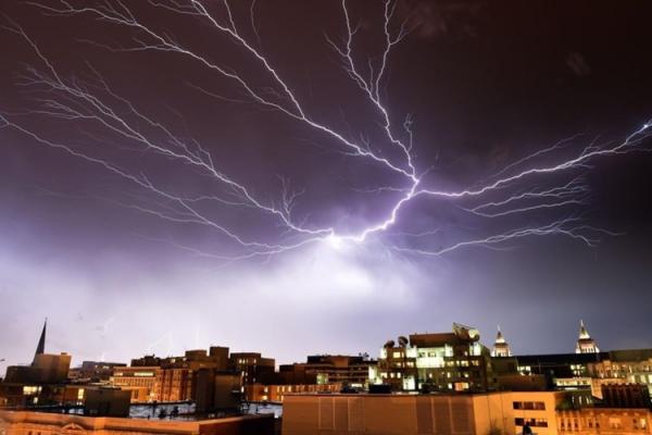 5. Ảnh chụp thành phố Washington DC ngay trước một trận bão, ánh chớp lóe lên làm sáng cả không gian.