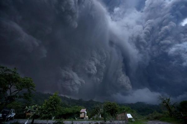 6. Tro bụi khổng lồ sau vụ phun trào ở núi lửa Colima, Tây Mexico cuồn cuộn trên bầu trời khiến chúng ta có cảm giác như đang xem một bộ phim chân thực về ngày tận thế.