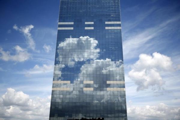 9. Hình ảnh phản chiếu của mây khiến toà tháp Midi Tower, trụ sở của Cơ quan trợ cấp quốc gia Bỉ, nằm ở trung tâm Brussels có vẻ như trong suốt.