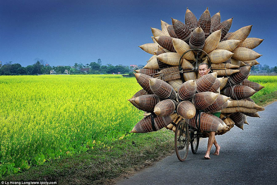 Bức hình của nhiếp ảnh gia Lý Hoàng Long đến từ Việt Nam ghi lại cụ già đẩy xe chở đó tre bắt cá đã giành giải đặc biệt ở hạng mục ảnh chụp người. Hình ảnh được chụp tại làng Tất Viên, tỉnh Hưng Yên.
