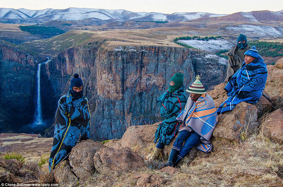 Chàng trai 18 tuổi đến từ Mỹ Chase Guttman đã đạt giải nhiếp ảnh gia trẻ của năm với tấm hình chụp thủ lĩnh bộ tộc Basuto cùng các mục đồng địa phương gần Semonkong, Lesotho.