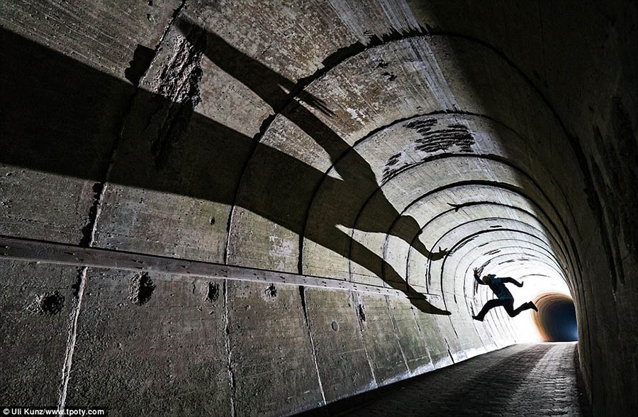 Bức hình giành giải nhất ở hạng mục Khoảng khắc ánh sáng là của nhiếp ảnh gia người Đức Uli Kunz, chụp tại đường hầm ở Heligoland, Biển Bắc.