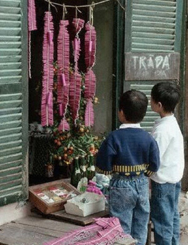 Những đứa trẻ thời bấy giờ luôn bị thu hút bởi những chùm pháo đỏ, hồng tại cửa hàng tạp hóa như thế này.
