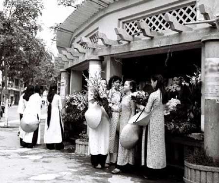 Các thiếu nữ mua những bó hoa tươi để đi lễ chùa đầu năm.