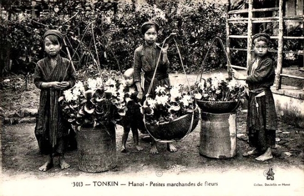 Gánh hàng hoa trong chợ Tết.