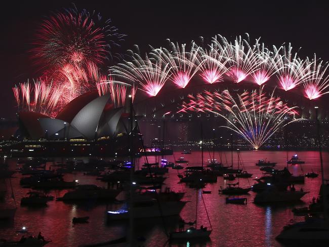 Pháo hoa nở rộ gần Cầu càng Sydney trong đêm giao thừa. Picture: Rob Griffith