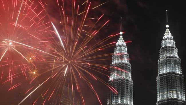 Phía trước tòa Tháp đôi Petronas ở Kuala Lumpur, Malaysia. Ảnh: Joshua Paul
