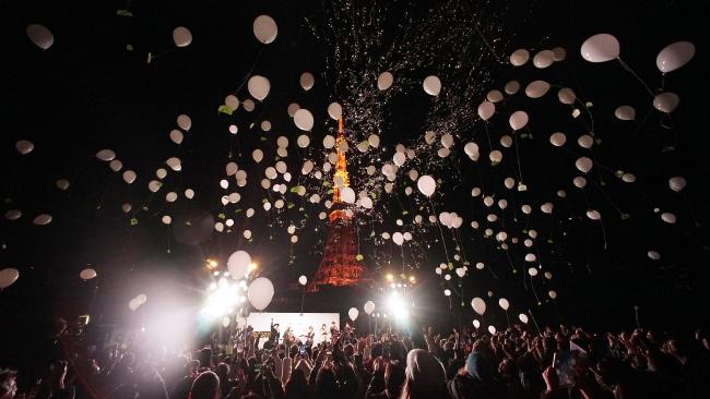 Người dân Nhật thả bóng bay để chúc cho năm mới tốt lành tại Tokyo, Nhật Bản. Phía xa xa, ta có thể thấy tòa tháp Tokyo.