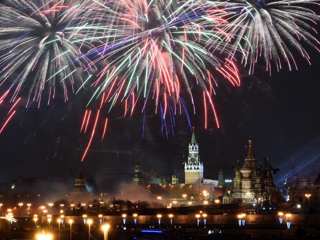 Pháo hoa mừng năm mới gần Điện Kremlin, Moscow, Nga. Ảnh: Vasily Maximov