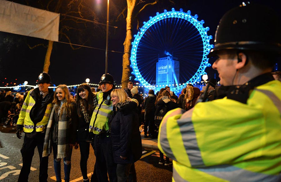 Dù đang làm nhiệm vụ, các sĩ quan cảnh sát vẫn rất thân thiện chụp hình cùng người dân. Cảnh tượng diễn ra ở trung tâm London.