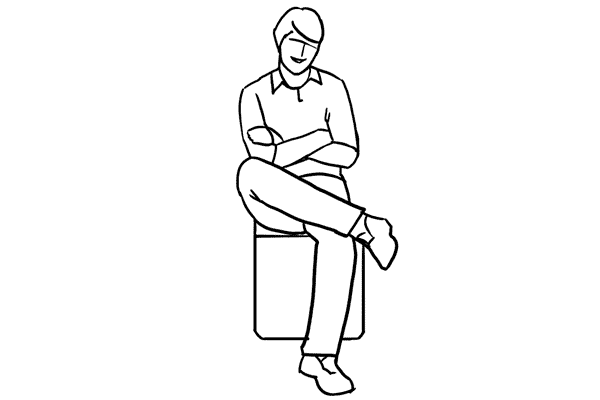 6. Gác chân: Ngồi gác cổ chân lên chân kia trông rất thư giãn và tự nhiên. Bạn nên chụp ảnh từ góc độ hơi cao nhé.