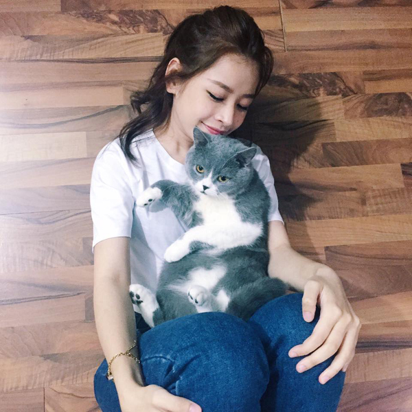 Sau chuỗi ngày đóng phim bận rộn, Chi Pu đã có những thời khắc nghỉ ngơi, thư giãn bên mèo cưng.