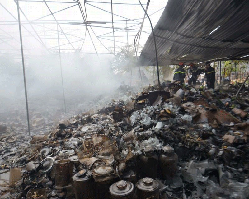 Cháy lớn thiêu rụi một xưởng gốm ở Bát Tràng