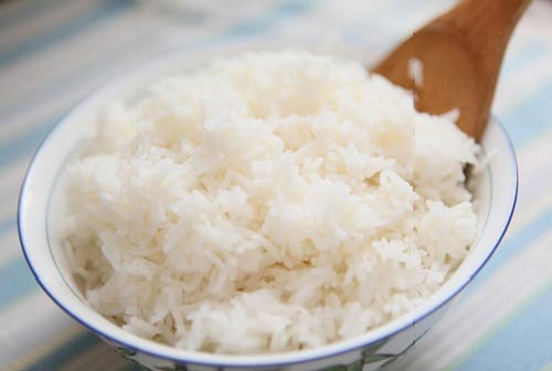 Cơm trắng - Nếu dạ dày của bạn có vấn đề, các thực phẩm giàu chất xơ như gạo, bánh mì nướng, hoặc khoai tây luộc sẽ giúp cải thiện tình hình.