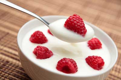 Sữa chua là một biện pháp được sử dụng để điều trị đau bụng. Các vi khuẩn probatic hiện diện trong sữa chua hỗ trợ tiêu hóa và làm giảm đau dạ dày.