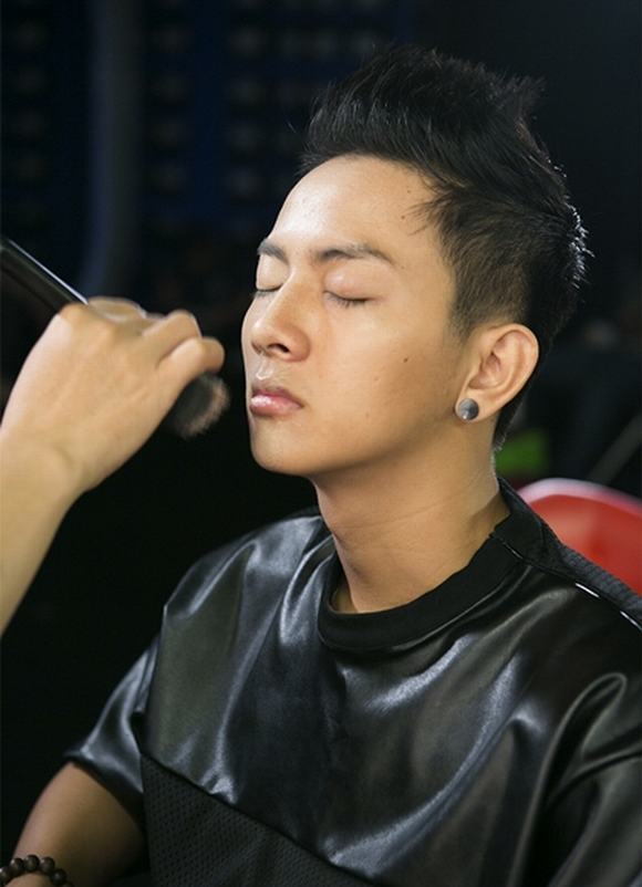 Trong chương trình gương mặt thân quen Hoài Lâm phải nhờ sự trợ giúp của chuyên gia trang điểm.