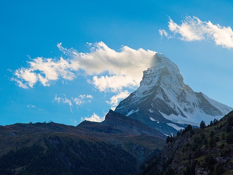1. Matterhorn, Thụy Sĩ: Vùng đất tuyệt vời này “đốn tim” du khách bằng những dãy núi hùng vĩ trên thị trấn Zermatt xinh đẹp. Đây là điểm đến quen thuộc của những người mê leo núi, thể thao mùa đông hay những người ham mê du lịch. Ảnh: Susan Seubert.