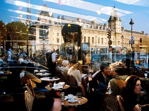 13. Quán cà phê Paris, Pháp: Hình phản chiếu của tòa nhà có kiến trúc tuyệt đẹp trên cửa sổ quán cà phê tạo hiệu ứng đặc biệt cho bức ảnh. Ảnh: Yann Layma.