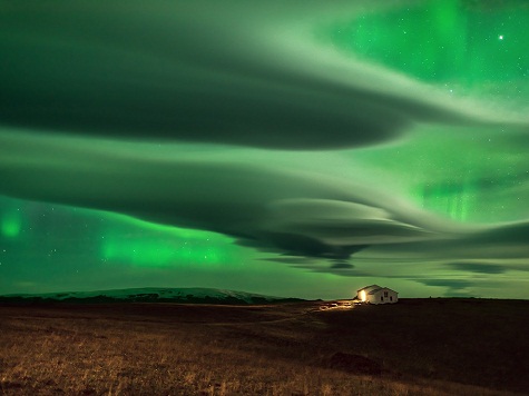 14. Bắc Cực quang, Iceland: Vào mùa đông, bầu trời Iceland sẽ bừng sáng bởi những dải cực quang tỏa chiếu. Đây là một trong những hiện tượng thiên nhiên kỳ thú nhất năm. Ảnh: Daniele Boffelli.